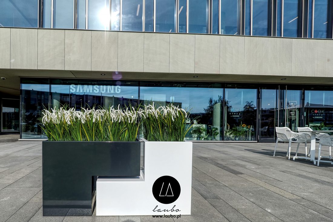 Modern planter for public spaces Laubo Twins